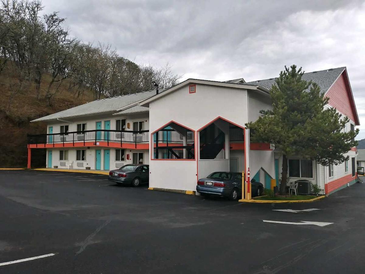 Howard Johnson By Wyndham Roseburg Eksteriør bilde